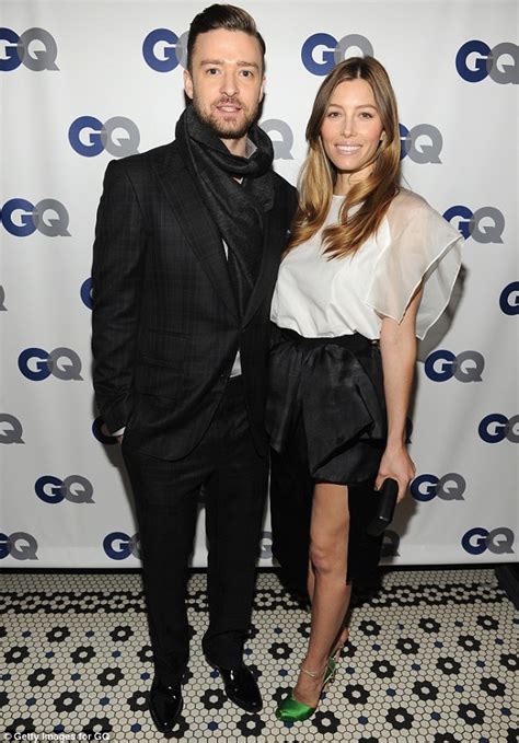 Justin Timberlake posts a photo of himself and Jessica Biel。